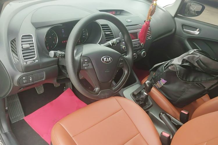 Used Kia K3 2015 1.6L Manual GL Center Console