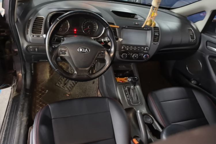 Used Kia K3 2015 1.6L Automatic GLS Center Console