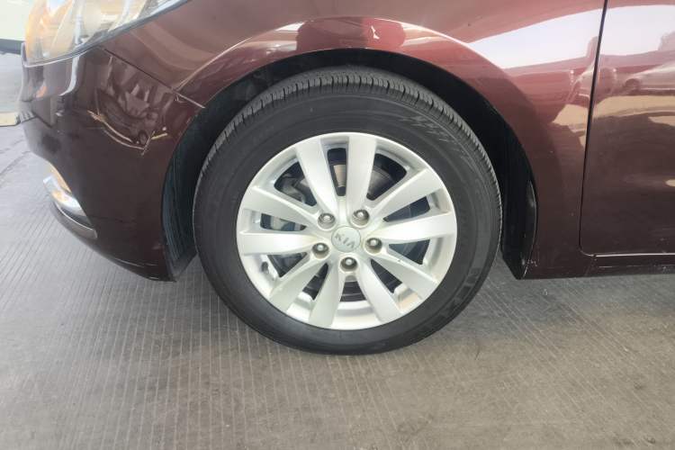 Used Kia K3 2015 1.6L Automatic GLS Left Front Wheel Hub