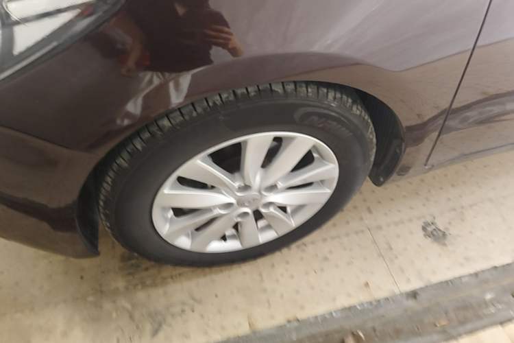 Used Kia K3 2015 1.6L Automatic GLS Left Front Wheel Hub