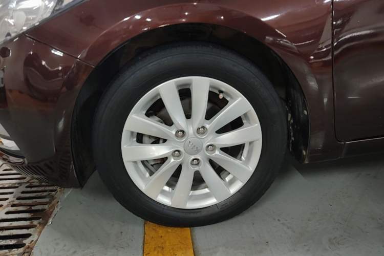 Used Kia K3 2015 1.6L Automatic GLS Left Front Wheel Hub