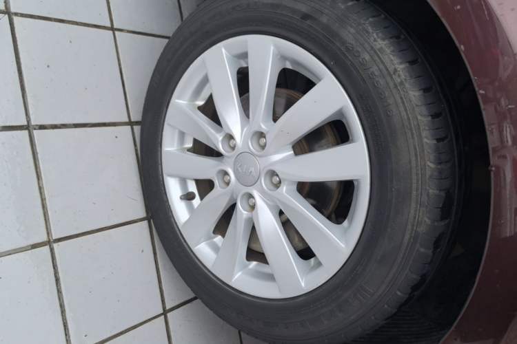 Used Kia K3 2015 1.6L Automatic GLS Left Front Wheel Hub