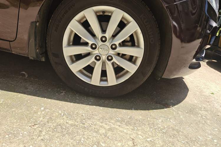 Used Kia K3 2015 1.6L Automatic DLX Right Front Wheel Hub