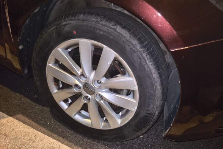 Used Kia K3 2015 1.6L Automatic GLS Right Front Wheel Hub