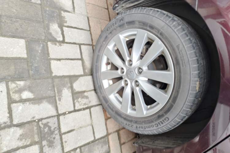 Used Kia K3 2015 1.6L Automatic GL Right Rear Wheel Hub