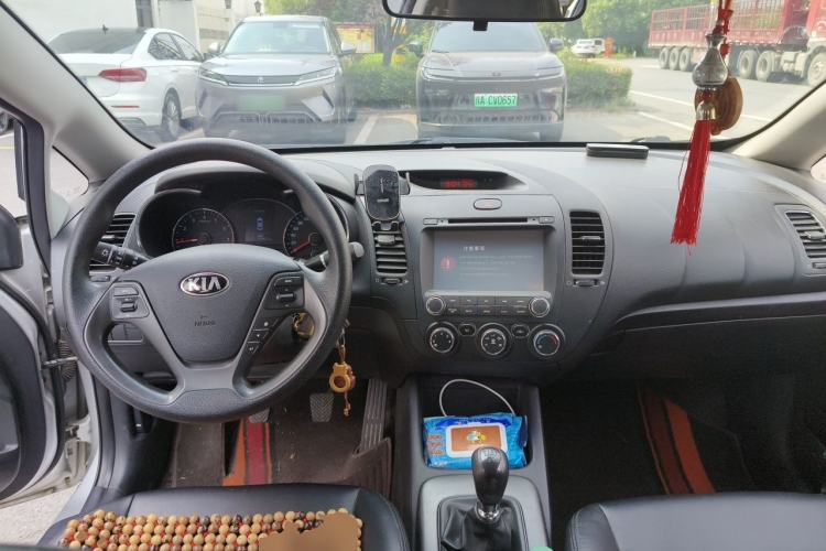Used Kia K3 2015 1.6L Manual GL Center Console