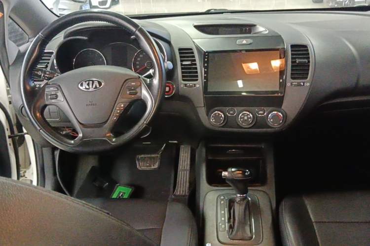 Used Kia K3 2015 1.6L Automatic GLS Center Console