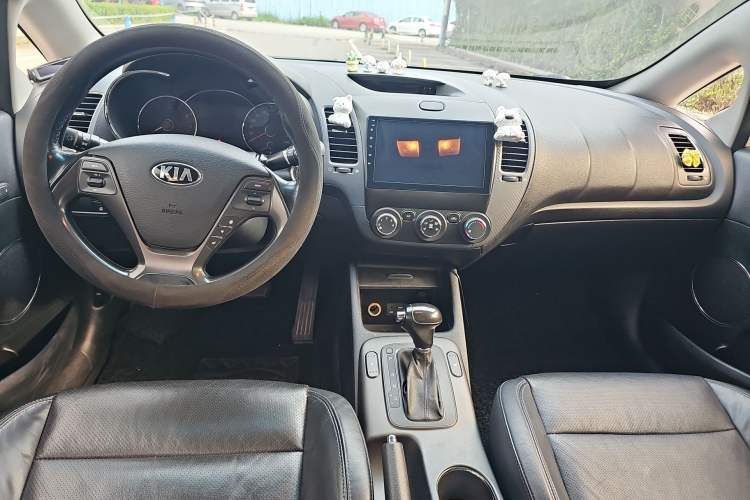 Used Kia K3 2015 1.6L Automatic GLS Center Console