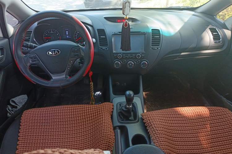 Used Kia K3 2015 1.6L Manual GL Center Console