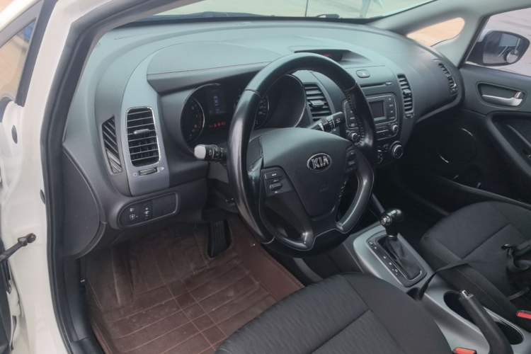 Used Kia K3 2015 1.6L Automatic GLS Center Console
