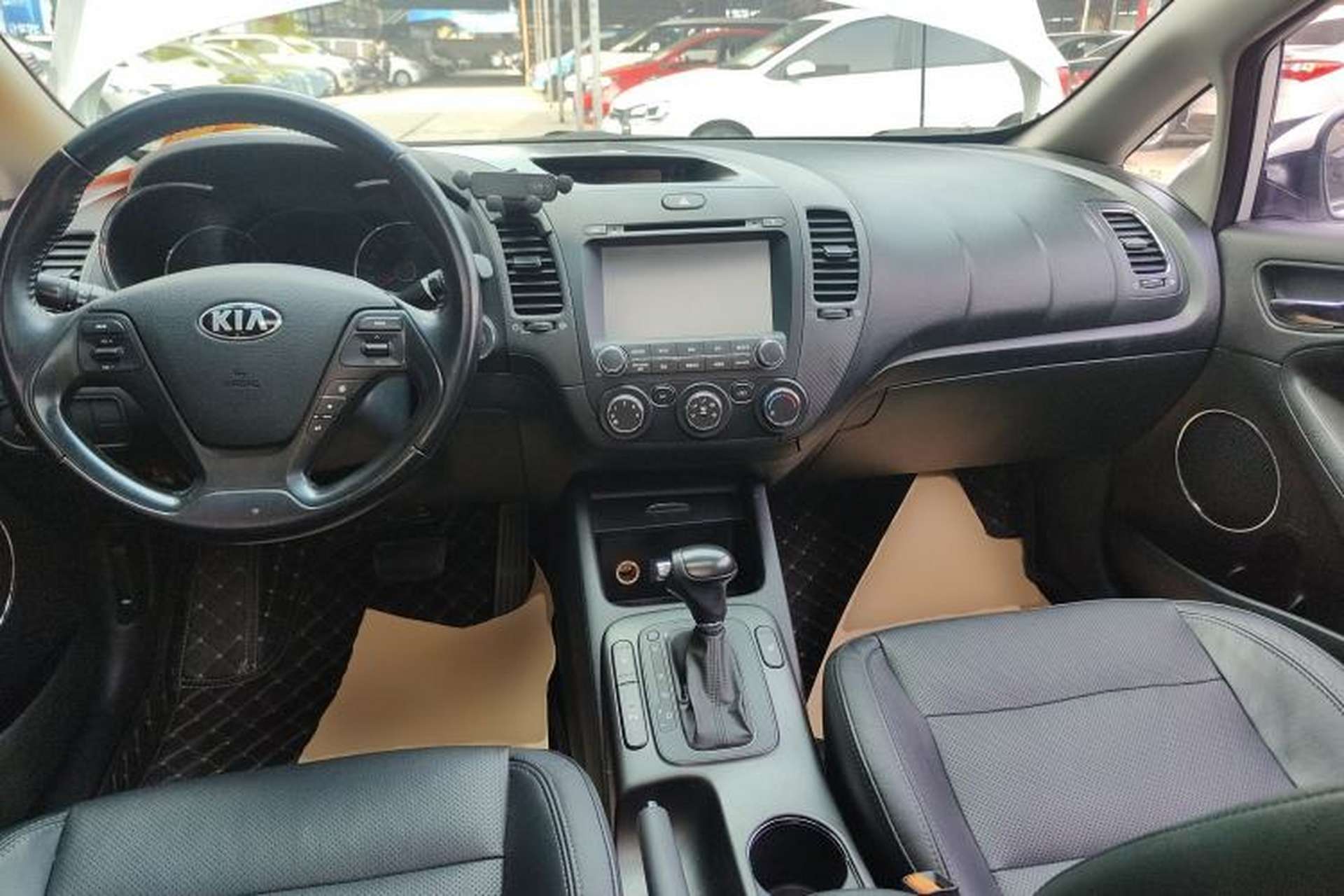 Used Kia K3 2015 1.6L Automatic GLS Center Console