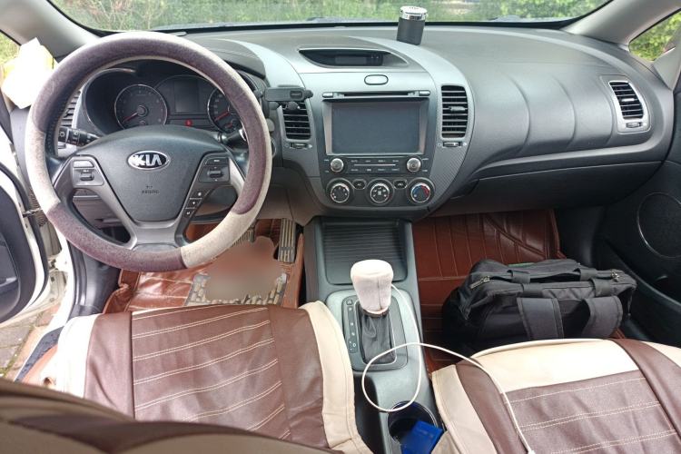 Used Kia K3 2015 1.6L Automatic GLS Center Console