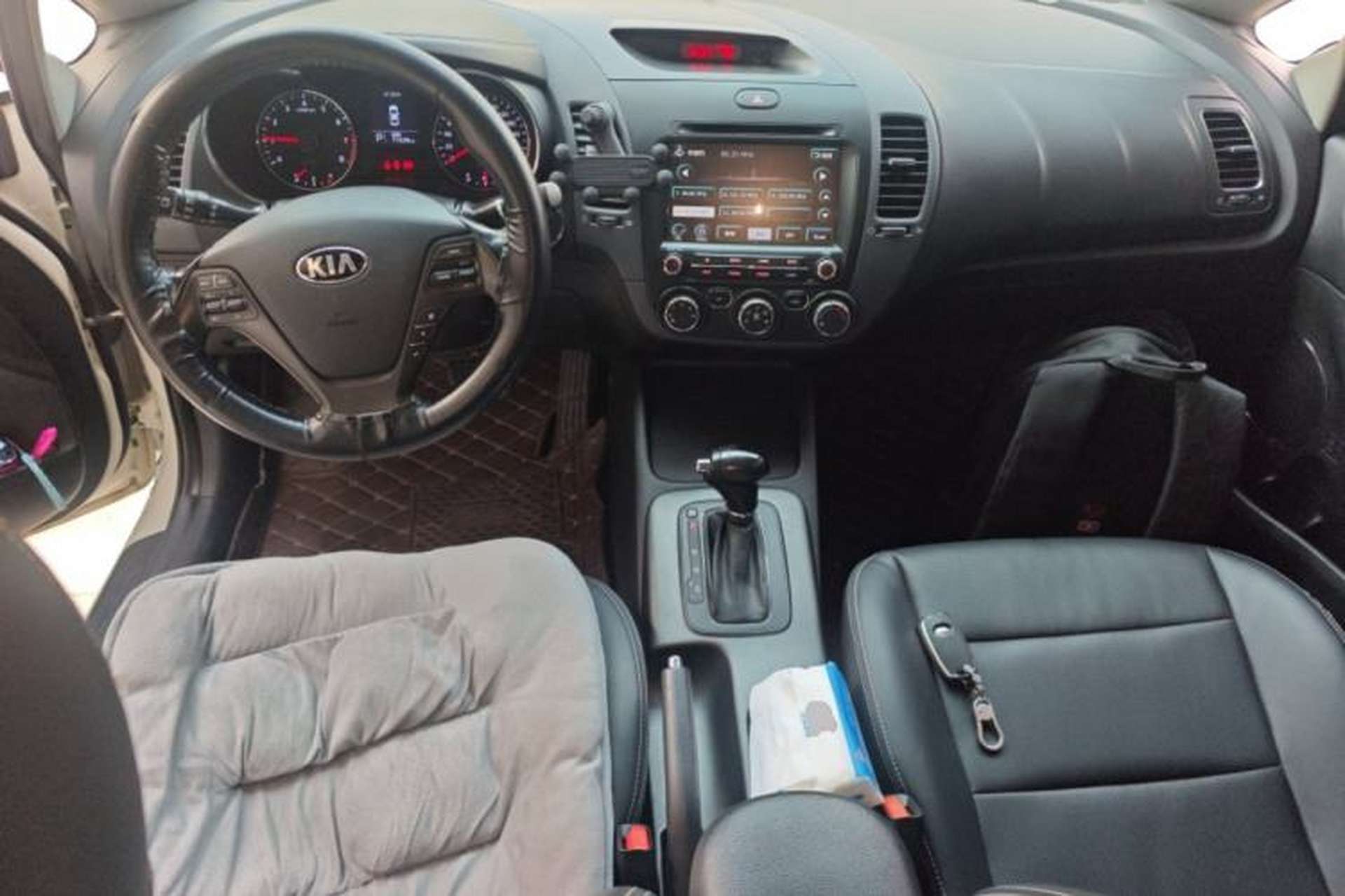 Used Kia K3 2015 1.6L Automatic GLS Center Console