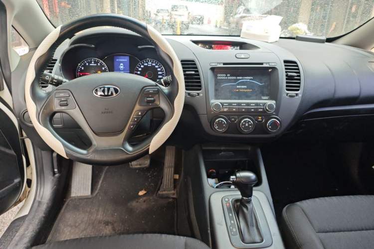 Used Kia K3 2015 1.6L Automatic GLS Center Console