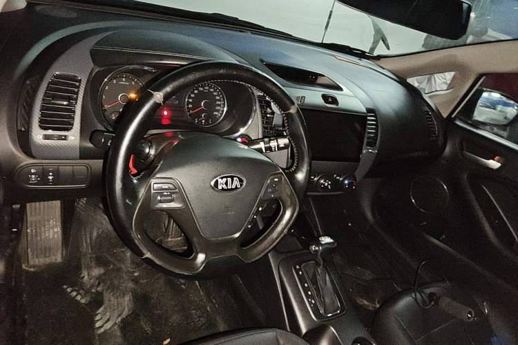 Used Kia K3 2015 1.6L Automatic DLX Center Console