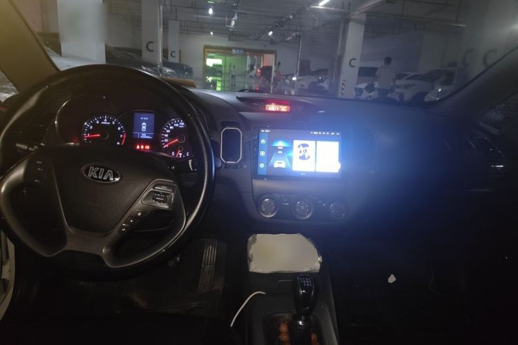 Used Kia K3 2015 1.6L Manual GLS Center Console
