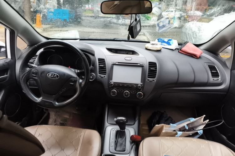 Used Kia K3 2015 1.6L Automatic GLS Center Console