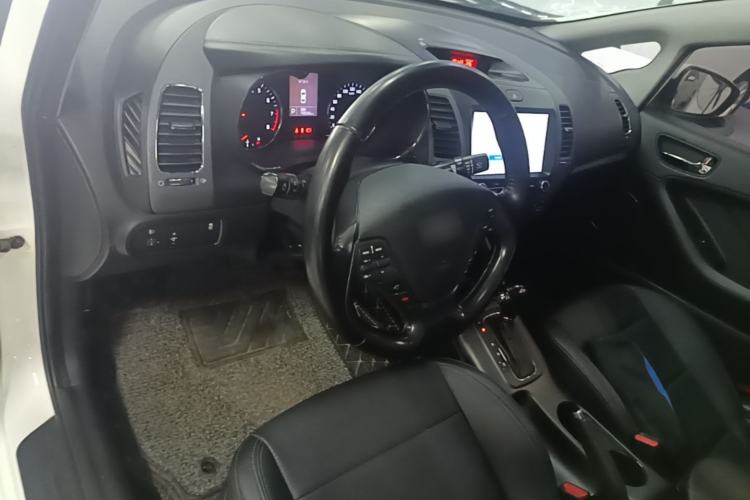 Used Kia K3 2015 1.6L Automatic DLX Center Console