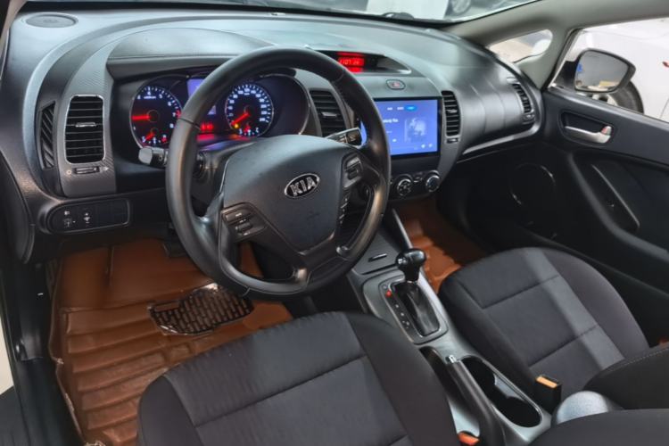 Used Kia K3 2015 1.6L Automatic GLS Center Console