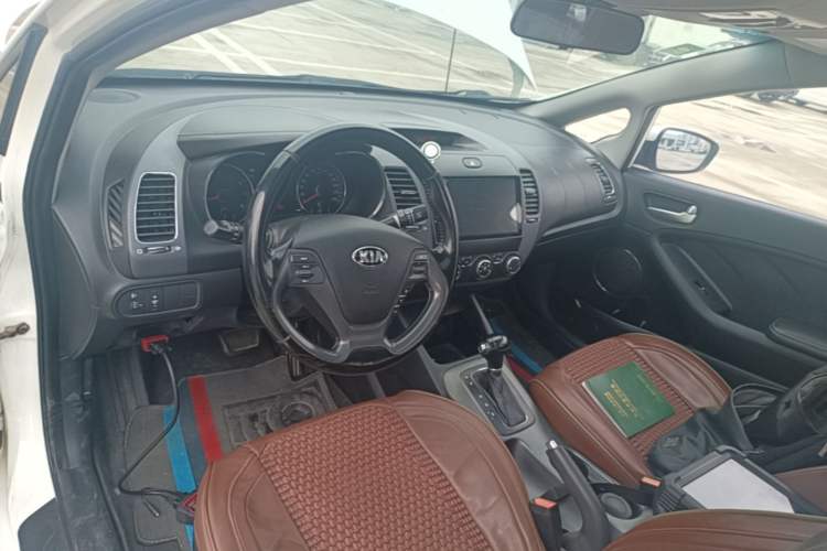 Used Kia K3 2015 1.6L Automatic GLS Center Console