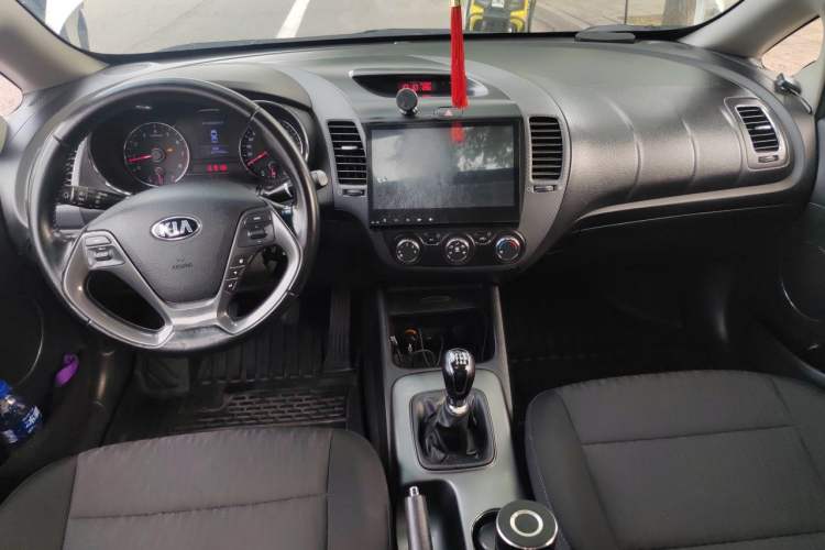 Used Kia K3 2015 1.6L Manual GLS Center Console
