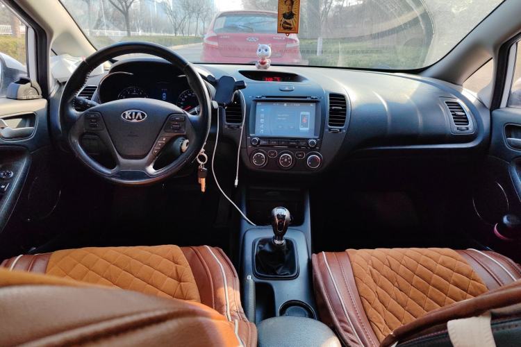 Used Kia K3 2015 1.6L Manual GLS Center Console