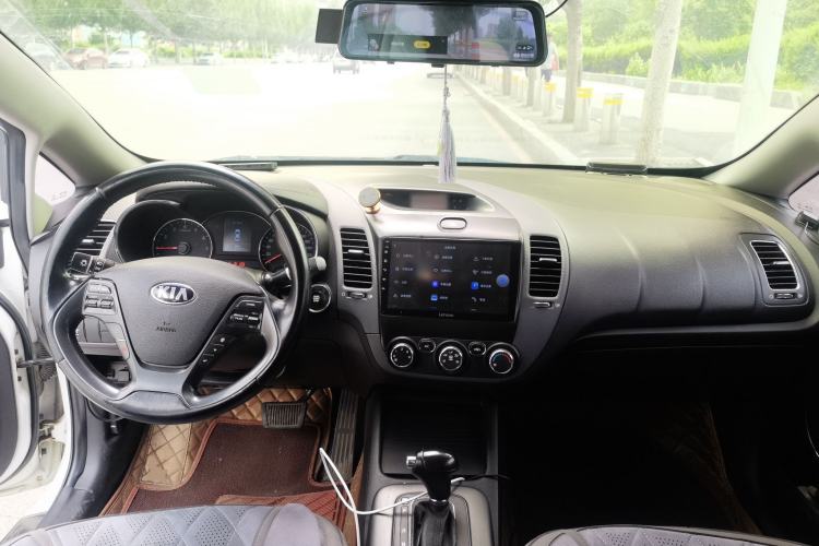 Used Kia K3 2015 1.6L Automatic GLS Center Console