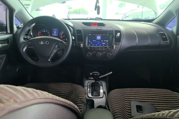 Used Kia K3 2015 1.6L Automatic GLS Center Console