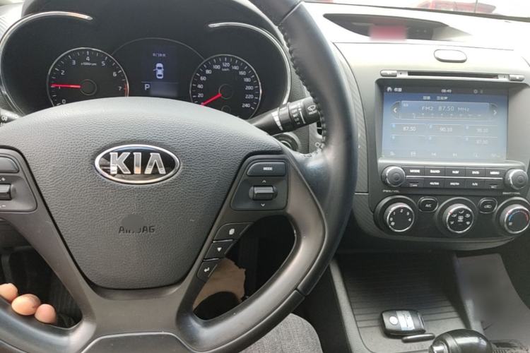 Used Kia K3 2015 1.6L Automatic GLS Center Console