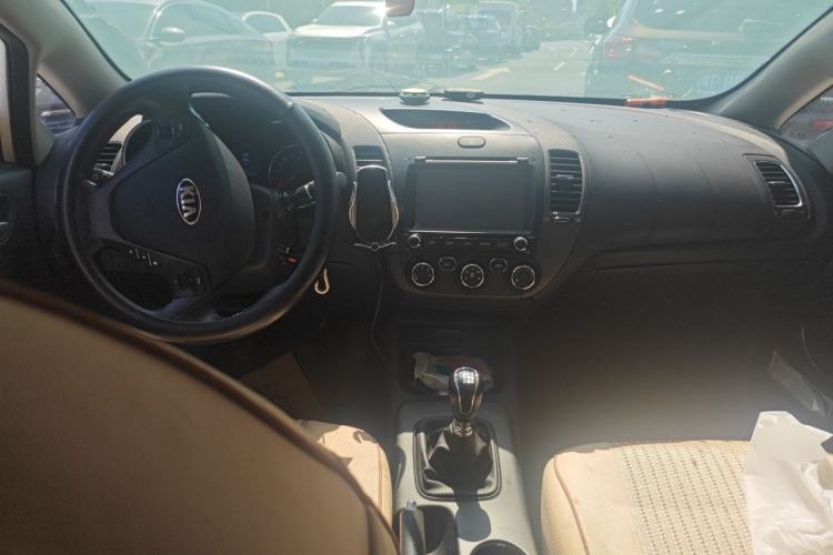 Used Kia K3 2015 1.6L Manual GLS Center Console