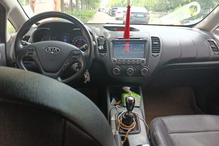 Used Kia K3 2015 1.6L Manual GLS Center Console