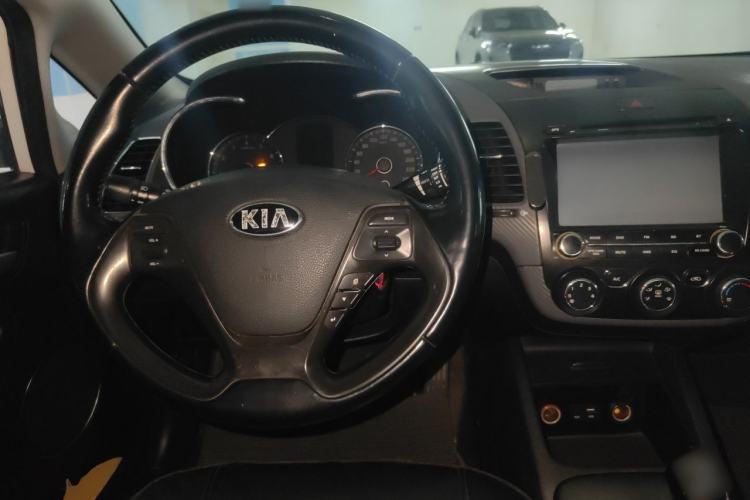 Used Kia K3 2015 1.6L Manual GLS Center Console