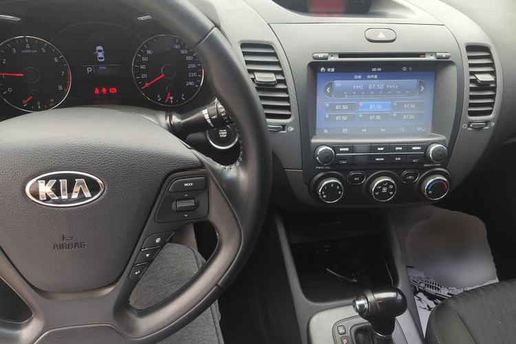 Used Kia K3 2015 1.6L Automatic GLS Center Console