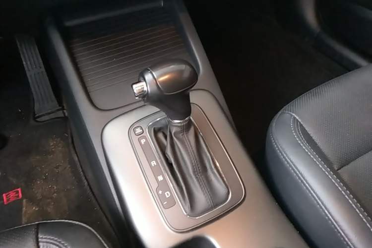 Used Kia K3 2015 1.6L Automatic DLX Gear Lever