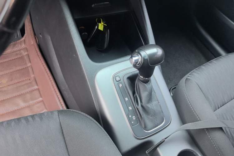 Used Kia K3 2015 1.6L Automatic GLS Gear Lever