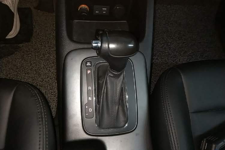 Used Kia K3 2015 1.6L Automatic GLS Gear Lever