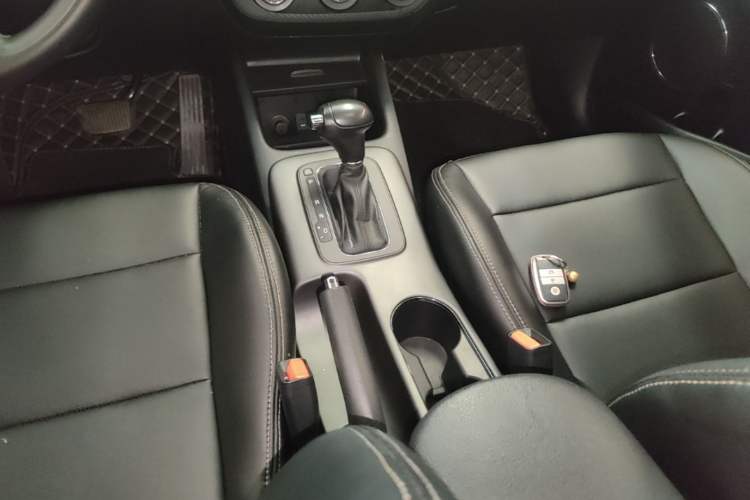 Used Kia K3 2015 1.6L Automatic GLS Gear Lever