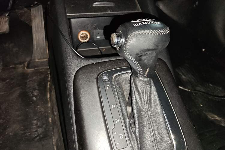 Used Kia K3 2015 1.6L Automatic DLX Gear Lever