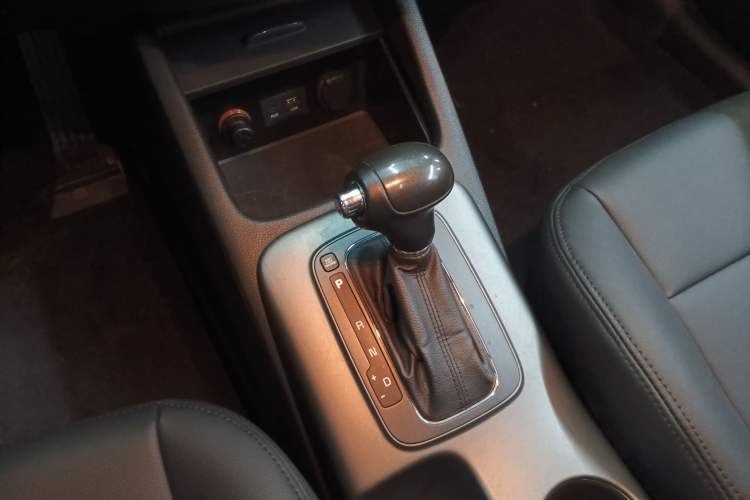 Used Kia K3 2015 1.6L Automatic GLS Gear Lever