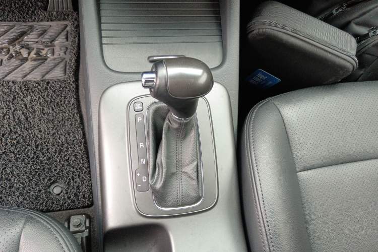 Used Kia K3 2015 1.6L Automatic GLS Gear Lever