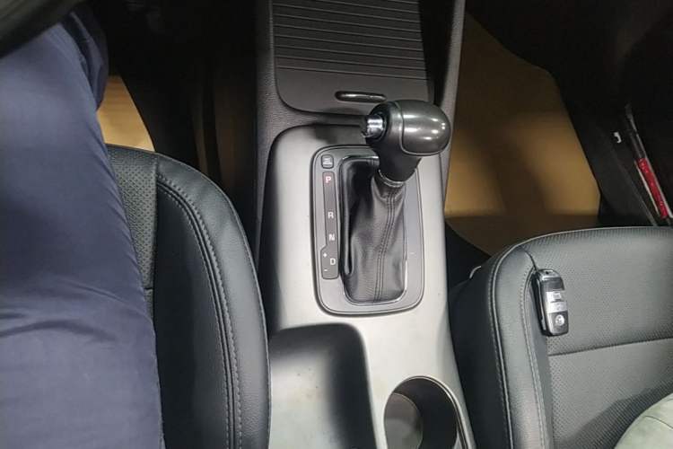 Used Kia K3 2015 1.6L Automatic DLX Gear Lever