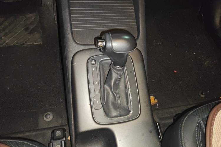 Used Kia K3 2015 1.6L Automatic GLS Gear Lever