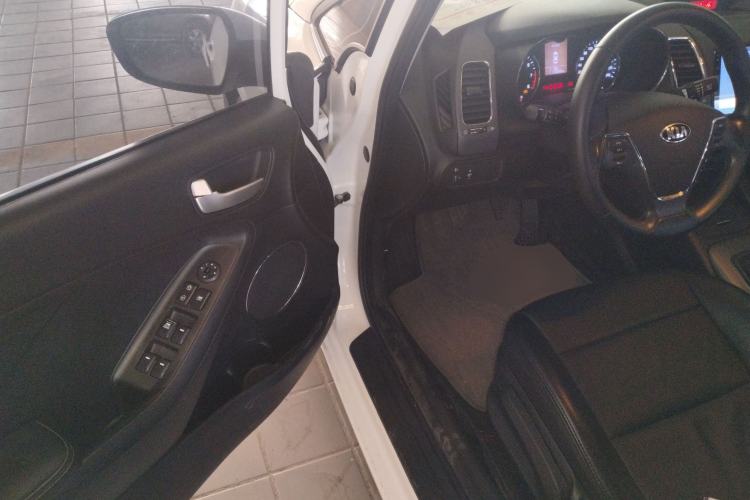 Used Kia K3 2015 1.6L Manual GLS Interior 3