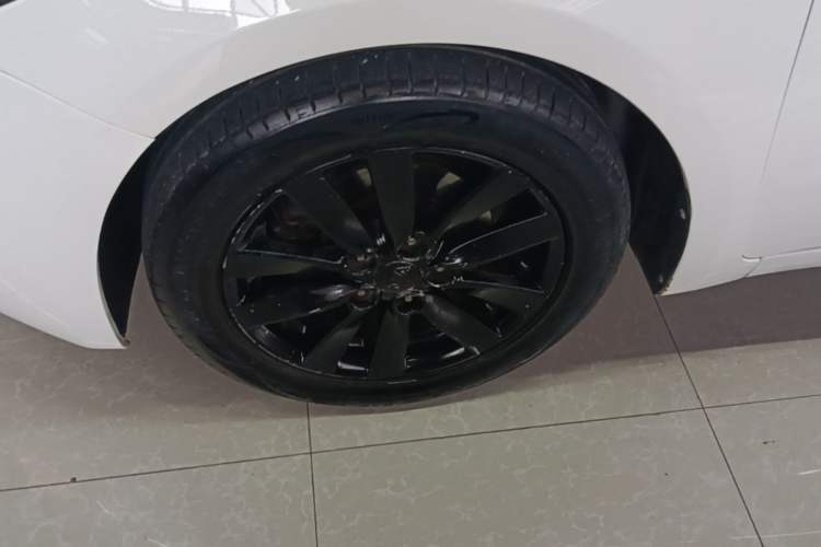 Used Kia K3 2015 1.6L Automatic GLS Left Front Wheel Hub