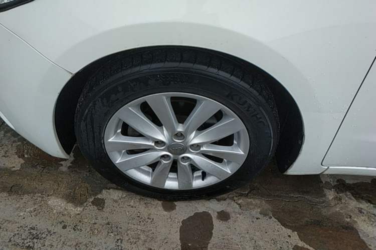 Used Kia K3 2015 1.6L Automatic DLX Left Front Wheel Hub