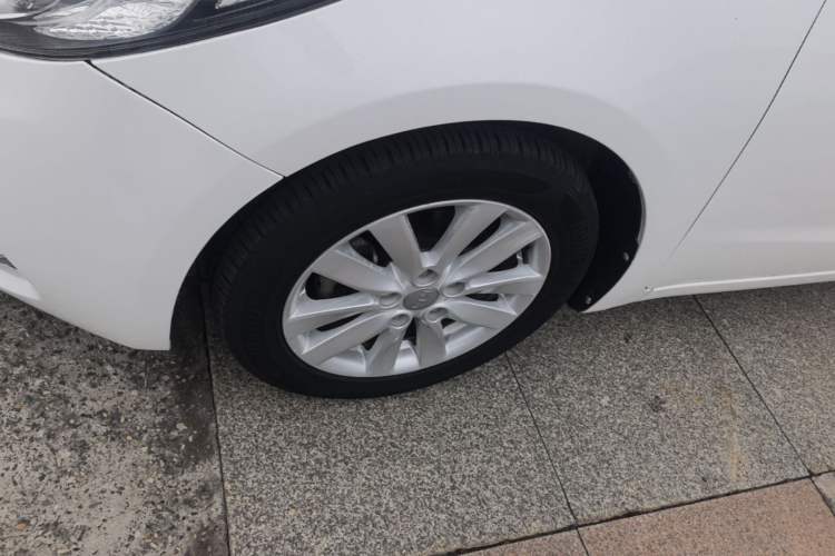 Used Kia K3 2015 1.6L Automatic GLS Left Front Wheel Hub