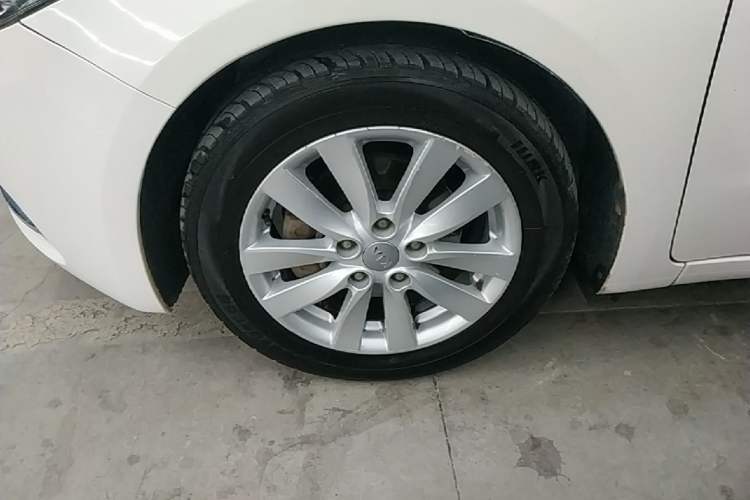 Used Kia K3 2015 1.6L Automatic GLS Left Front Wheel Hub