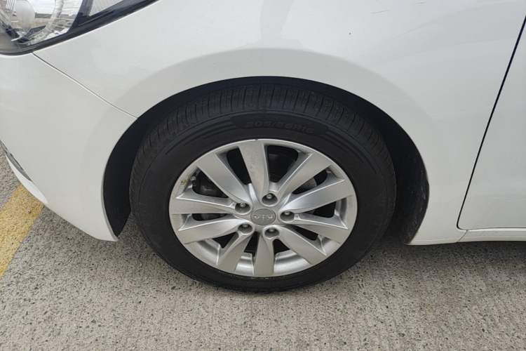 Used Kia K3 2015 1.6L Automatic GLS Left Front Wheel Hub