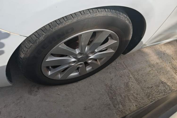 Used Kia K3 2015 1.6L Automatic GLS Left Front Wheel Hub