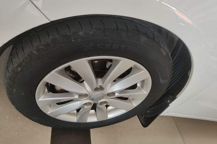 Used Kia K3 2015 1.6L Automatic GLS Left Front Wheel Hub